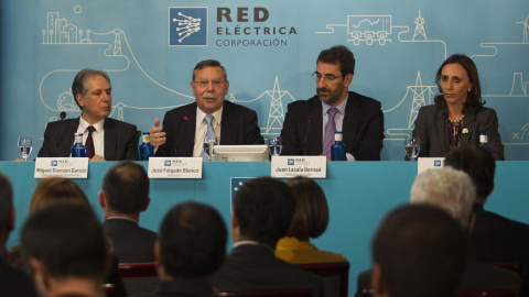 El presidente de REE, José Folgado (2i), y el consejero delegado, Juan Lasala (2d), en la rueda de prensa previa a la junta de accionistas de la eléctrica. EFE