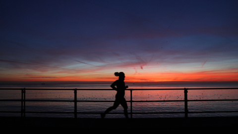 Una joven haciendo running.