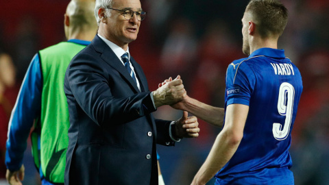 Claudio Ranieri saluda al delantero James Vardy tras el final del partido ante el Sevilla en la Champions./REUTERS