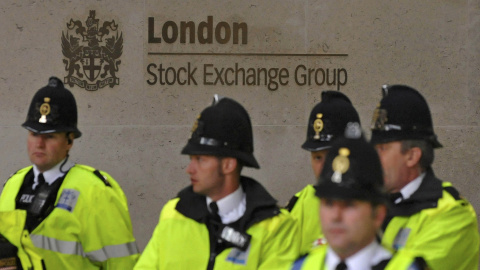 Varios policías británicos en la puerta de la sede de la Bolsa de Londres, en la City.  REUTERS/Andrew Parsons