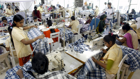 Trabajadores del textil en una fábrica de Blangadesh. NEWSWEEKME