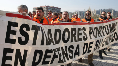 Estibadores del Puerto de Pasaia protestan aprovechando la visita del ministro de Fomento, Iñigo de la Serna, al País Vasco. EFE/Juan Herrero.