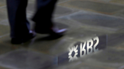 El logo del Royal Bank of Scotland (RBS) reflejado en un charcho en Londres. REUTERS/Stefan Wermuth