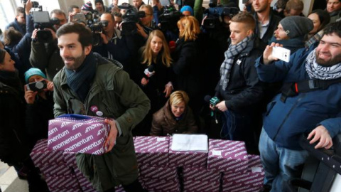 El moviment Momentum entrega les 266.151 signatures per demanar el referèndum a Budapest. REUTERS