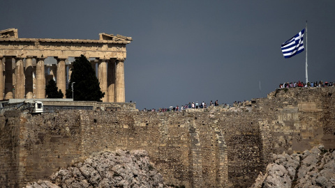 Una bandera giega ondea frente al Parthenon, en la Acrópolis de Atenas. REUTERS/Marko Djurica