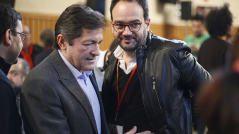 El presidente de la gestora socialista, Javier Fernández, y el portavoz del PSOE en el Congreso, Antonio Hernando.- EFE