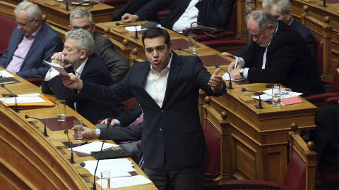 El primer ministro griego, Alexis Tsipras, da un discurso ante el Parlamento en Atenas donde informó de las últimas decisiones tomadas por el Eurogrupo. EFE/Alexandros Beltes