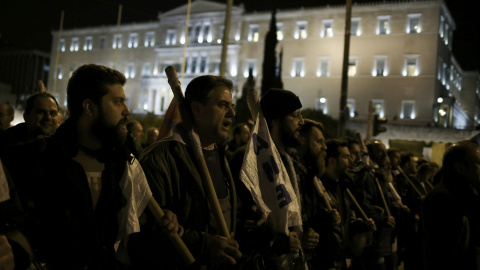 Miembros del sindicato comunista griego PAME marchan en una protesta contra el mantenimiento de las medidas de austeridad frente al Parlamento en la Plaza Syntagma de Atenas. REUTERS/Alkis Konstantinidis