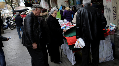 Varias personas comprando en la zona comercial de Atenas. 2017. REUTERS/Alkis Konstantinidis