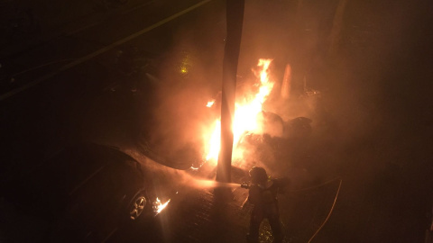 Otro momento del incendio de los vehículos en Barcelona.