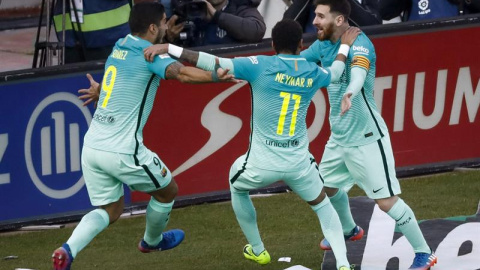 Los jugadores del Baça celebran el gol de la victoria, anotado por Leo Messi.- EFE