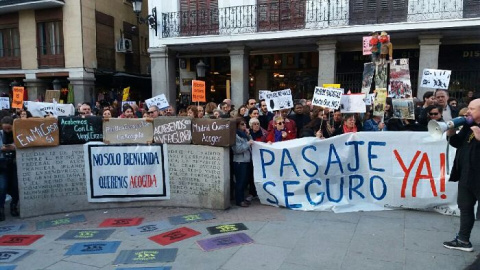 Centenares de personas se reúnen frente al Ministerio de Asuntos Exteriores en Madrid. PÚBLICO