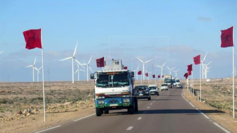 Vario camiones circulan por una carretera del Sáhara Occidental. EFE/Archivo