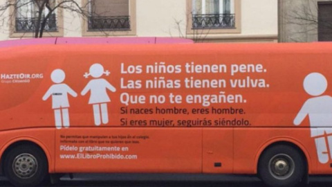 El “autobús del odio” de los ultras de Hazte Oír campa a sus anchas por España