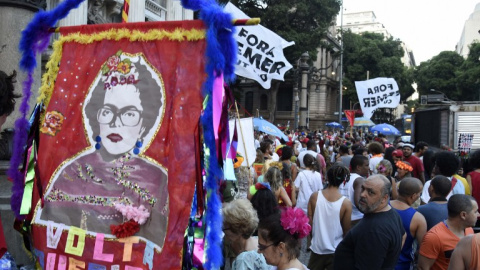 Una pancarta con una carcatura de la expresidenta Dilma Rousseff, con la frase "Vuelve carño', en la manifestación contra el presidente Michel Temer en Rio de Janeiro durante los carnavales. AFP/Joao Paulo Engelbrecht