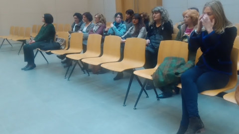 Las 14 empleadas del 010 de Zaragoza, ayer en la sala de vistas de la Ciudad de la Justicia