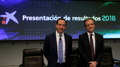 El presidente de CaixaBank, Jordi Gual (i.), y el consejero delegado, Gonzalo Gortazar (d), posan antes de la presentación de los resultados de la entidad en 2016. REUTERS/Albert Gea