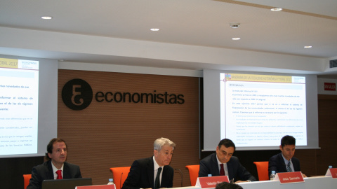 El presidente del Consejo General de Colegios de Economistas, Valentí Pich, en el centro, junto a los responsables del REAF, autores del estudio sobre fiscalidad autonómica.