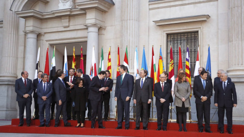 El rey Felipe VI con el presidente del Gobierno, Mariano Rajoy, el ministro de Hacienda, Cristóbal Montoro, y los jefes de Ejecutivos autonómicos asistentes a la VI Conferencia de Presidentes en el Senado, el pasado enero. EFE