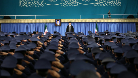 El líder supremo de Iran, el ayatolah Ali Khamenei, en un encuentro con la cúpula militar en Teherán. REUTERS