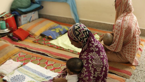 Dos mujeres sostienen a sus bebés en el centro Hope de la organización Destitute Women and Children (HDWC) en Mohammadpur en Dacca (Bangladesh)  EFE/Abir Abdullah