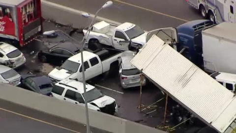 Al menos cinco fallecidos y una decena de heridos en un espectacular accidente en Texas