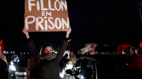 Protestas contra Fillon en Compiegne. REUTERS/Benoit Tessier