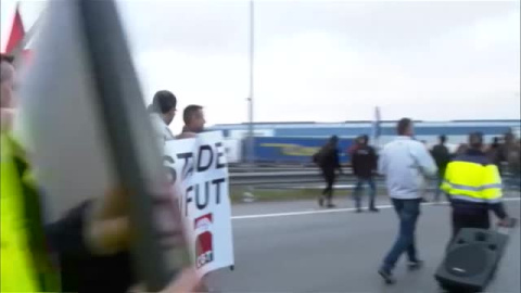 Los trabajadores de Nissan cortan la Ronda Litoral de Barcelona en protesta por los recortes