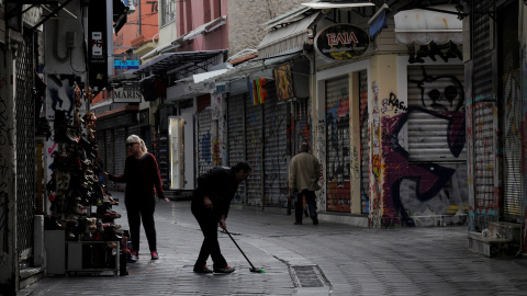 Varios peatones por una calle del barrio ateniense de Monastiraki. REUTERS/Michalis Karagiannis