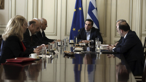 El primer ministro de Grecia, Alexis Tsipras.en una reunión con  la Asociación de la Banca Helena, en la sede de Gobierno, la Masión Maximos, en Atenas (Grecia), el día en que se retoman las negociaciones para la segunda revisión del progra