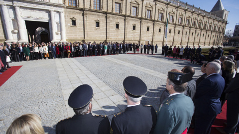 Izada de la bandera de Andalucía en el exterior del Parlamento autonómico ante representantes de todas las instituciones regionales con motivo del 28-F. EFE/Pepo Herrera