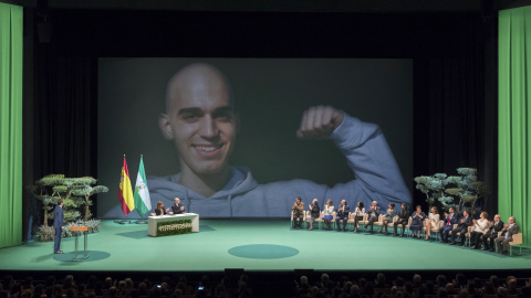 La presidenta andaluza, Susana Díaz (i), y los galardonados en el acto de entrega de las Medallas de Andalucía con motivo de la conmemoración del día de la comunidad andaluza aplauden al recientemente fallecido Pablo Ráez durante la entrega