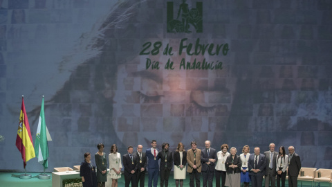 La presidenta andaluza, Susana Díaz, posa en el Teatro de la Maestranza de Sevilla con los galardonados en el acto de entrega de las Medallas de Andalucía con motivo de la conmemoración del día de la comunidad autónoma. EFE/Julio Muñoz