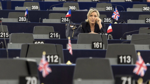 Fotografía de archivo de enero de 2017 que muestra a la líder de la extrema derecha francesa, Marine Le Pen, durante una sesión en el Parlamento Europeo de Estrasburgo (Francia). EFE/PATRICK SEEGER