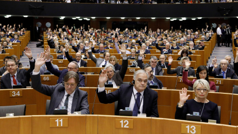 Los diputados del Parlamento Europeo (en la imagen, en el centro, Esteban González Pons, del Grupo del Partido Popular Europeo) votan sobre la retirada de la inmunidad parlamentaria a la ultraderechista francesa Marine Le Pen. REUTERS/Yves 