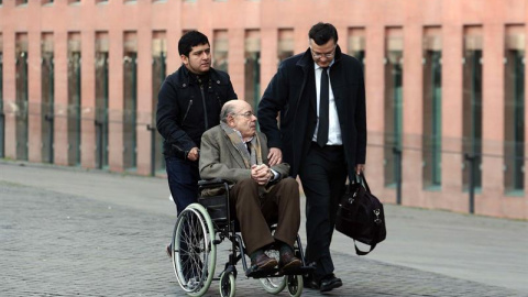 El expresidente del Palau de la Música Félix Millet (c) llega a la Ciutat de la Justicia, donde la Audiencia de Barcelona celebra el juicio del expolio del Palau de la Música. EFE/Toni Albir