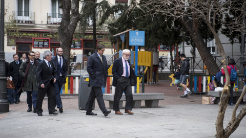 El director gerente de la patronal Anesco, Pedro García Navarro (3d), junto a otros miembros de la patronal a su llegada a la reunión mantenida con sindicatos de los estibadores en Madrid. EFE/Luca Piergiovanni