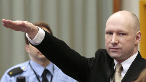 El autor de la masacre de 2011 en Oslo y la isla de Utøya, Behring Breivik (d), a su entrada en la sala de los juzgados de la prisión de Skien (Noruega). EFE/Lise Aserud