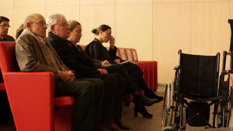 El expresidente del Palau de la Música, Félix Millet (i), junto al exdirector administrativo del Palau de la Música, Jordi Montull (2i), y la hija de éste y exdirectora financiera de la entidad, Gemma Montull (3i), al comienzo del juicio po