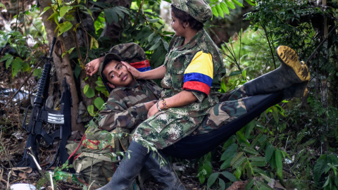 Fotografía de Luis Acosta de dos miembros de las FARC. LUIS ACOSTA (AFP)