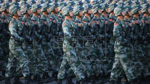 Soldados del Ejército Chino desfilando en la plaza de Tiananmen en Beijin./EFE