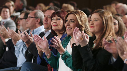 La secretaria general del PSOE andaluz y presidenta de la Junta, Susana Díaz (2d), junto a la expresidenta del PSOE Micaela Navarro (3d), durante el acto conmemorativo del Día de Andalucía organizado hoy por esta formación política. /EFE