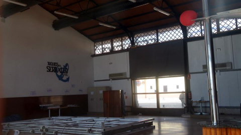 GRA161. TARRAGONA, 04/03/2017.- Interior del local de ensayo de la colla castellera "Xiquets del Serrallo" de Tarragona donde un casteller de 51 años ha fallecido y otros dos han resultado heridos al caerles encima una estructura metálica q