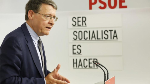 El exministro Jordi Sevilla, en una rueda de prensa en la sede del PSOE.