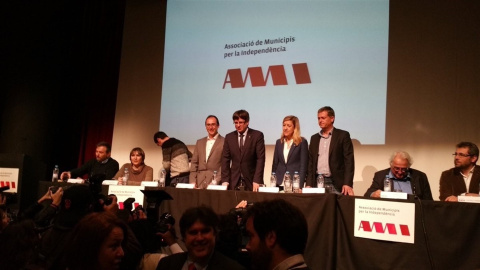 El president de la Generalitat, Carles Puigdemont, junto a la alcaldesa de L'Hospitalet, Núria Marín, en la asamblea general de la AMI. E.P.