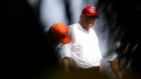 Donald Trump afronta el impeachment jugando al golf en Florida