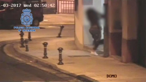 Captura del vídeo en el que un hombre agrede a su expareja cerca de la comisaría de Lugo.