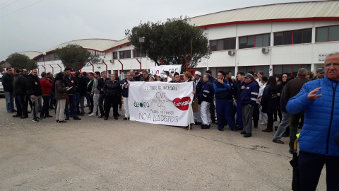 Trabajadores de Deoleo concentrados ante la planta en Alcolea (Córdoba). E.P.