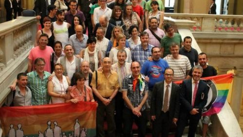 Representants d'entitats LGTBI amb diputats després de l'aprovació de la llei el 2014.