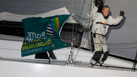 Alex Pella celebra en su barco su proeza. /AGUA Y SAL COMUNICACIÓN